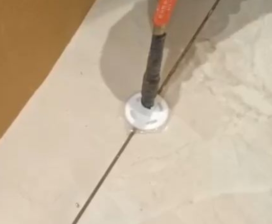 当阳瓷砖空鼓维修公司专业解答瓷砖在铺贴过程中，如果没有涂抹均匀到位的粘结材料（如水泥砂浆或瓷砖胶），可能会导致以下问题