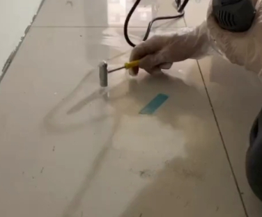 当阳瓷砖开裂维修公司专业分享瓷砖在铺贴前如果没有沥干水分，将会导致以下问题