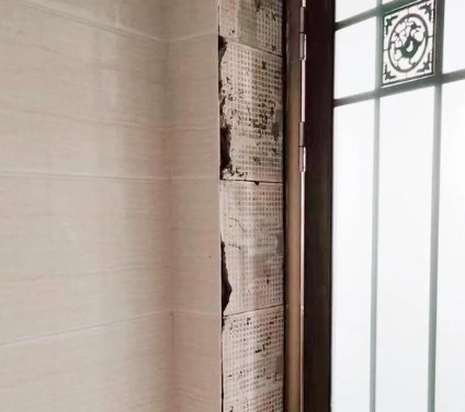 当阳瓷砖空鼓免砸砖维修公司分享吸水砖泡水时间不够或过长都会对瓷砖铺贴效果产生影响